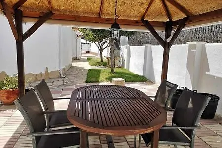 Villa De Planta Con Piscina, Ideal Familias