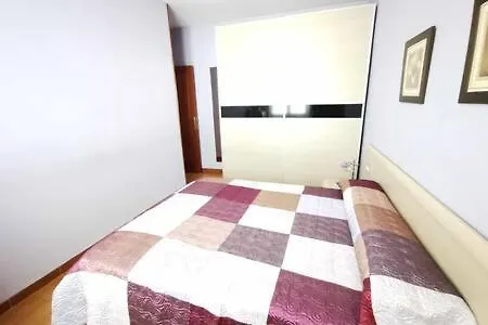 Villa De Planta Con Piscina, Ideal Familias
